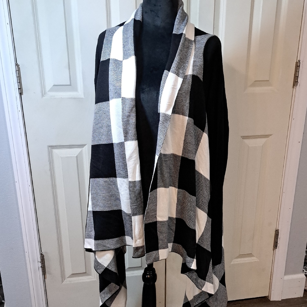 NWT Torrid Black and White Plaid Women's Poncho